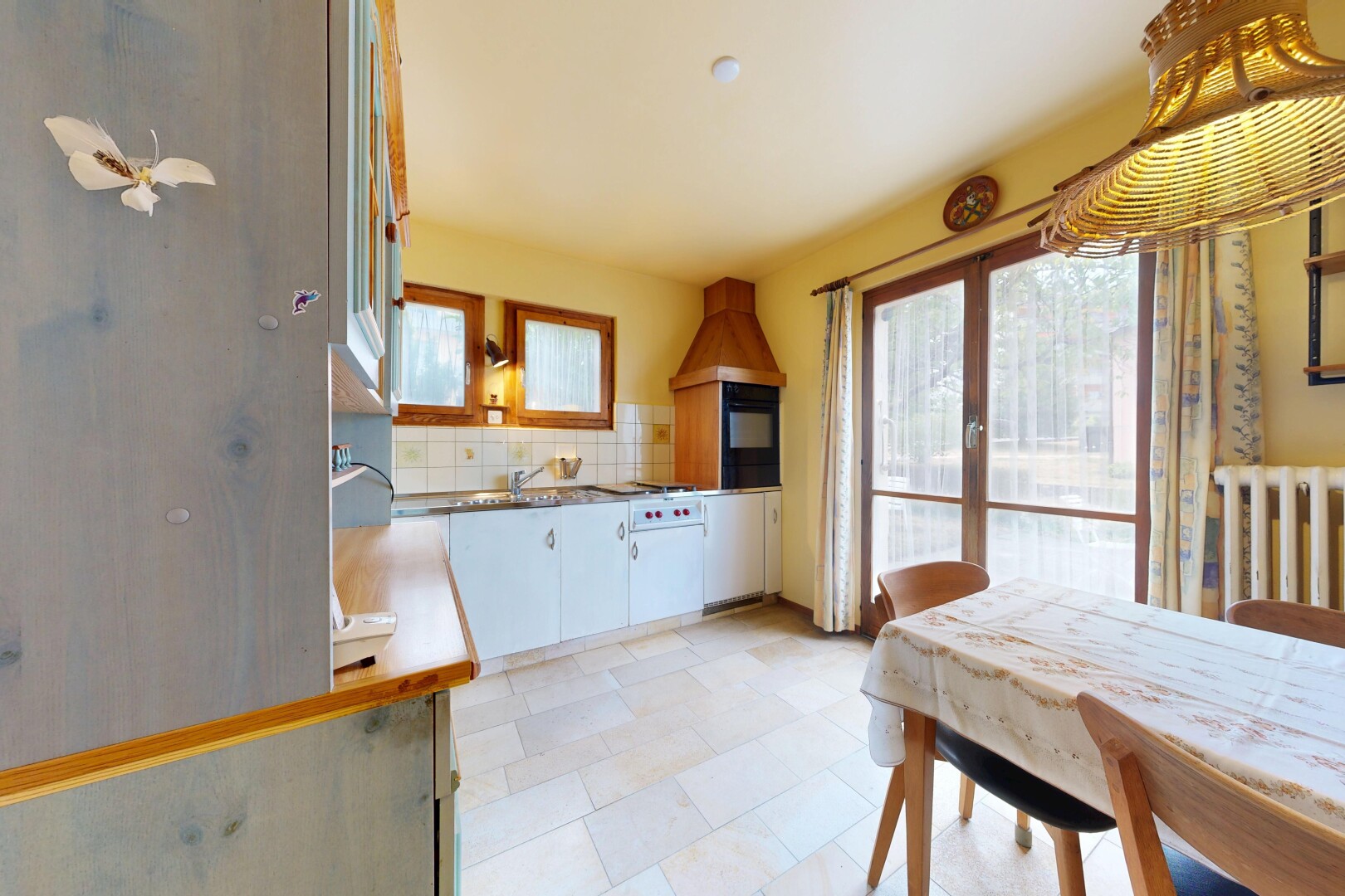 cuisine avec backsplash, dosseret, light floor, white cabinets, et armoires blanches