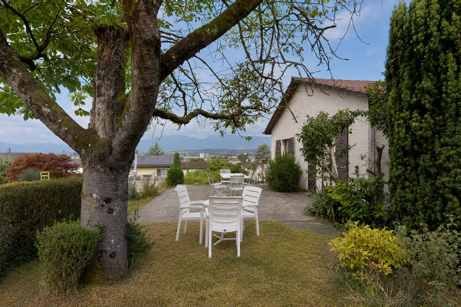 jardin avec from property, terrasse, et day time