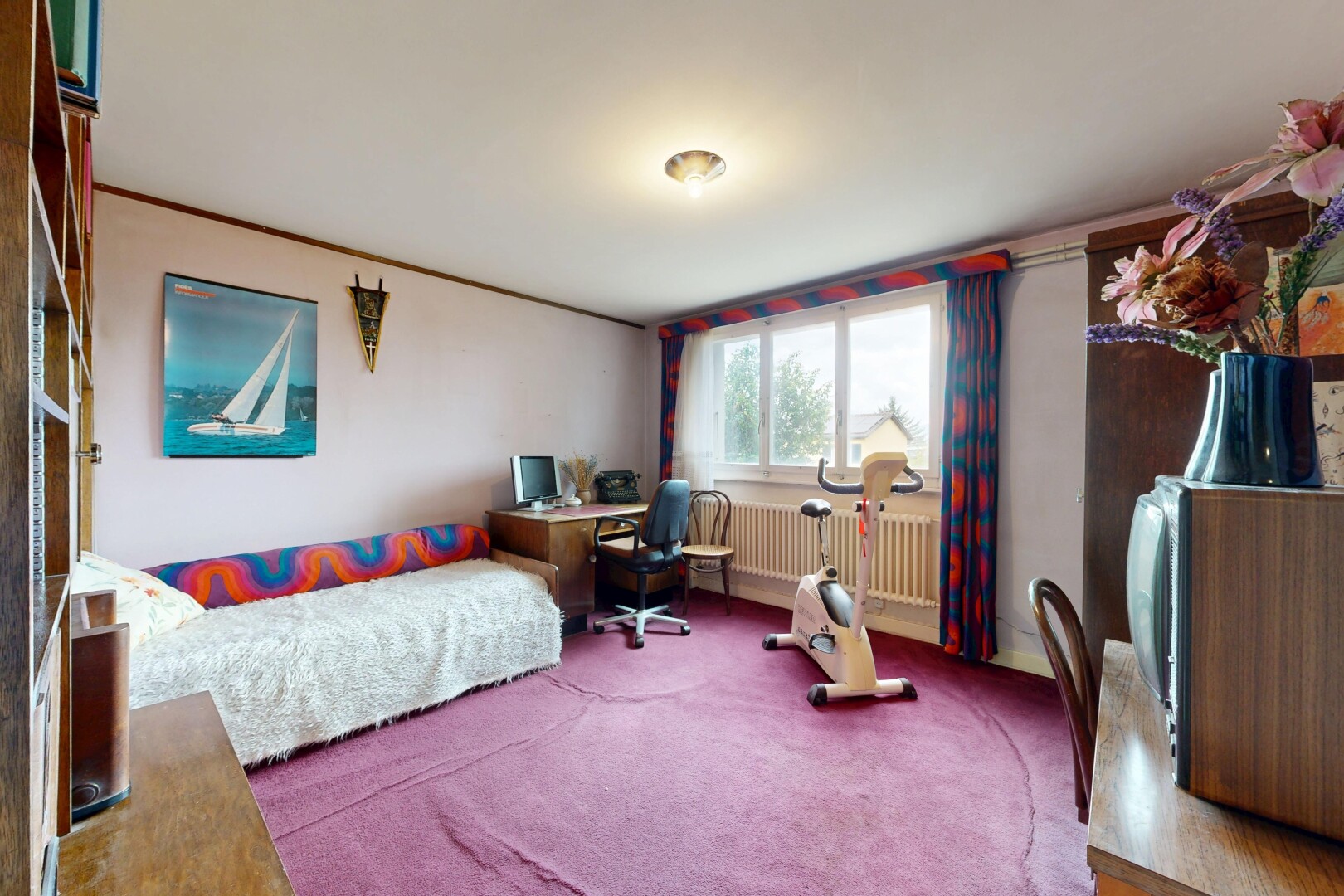 chambre avec espace bureau, drywall, cloison sèche, carpet, et moquette