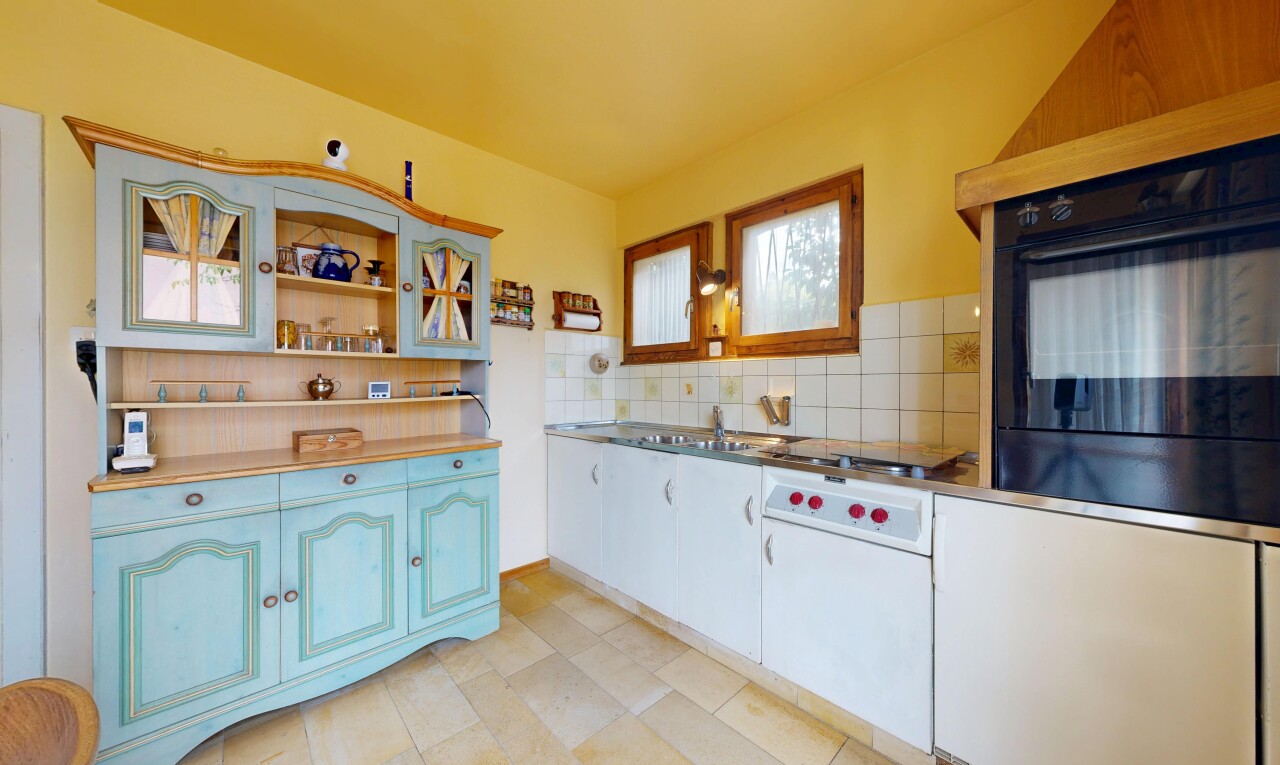 cuisine avec dosseret, backsplash, light floor, open shelves, et étagères ouvertes