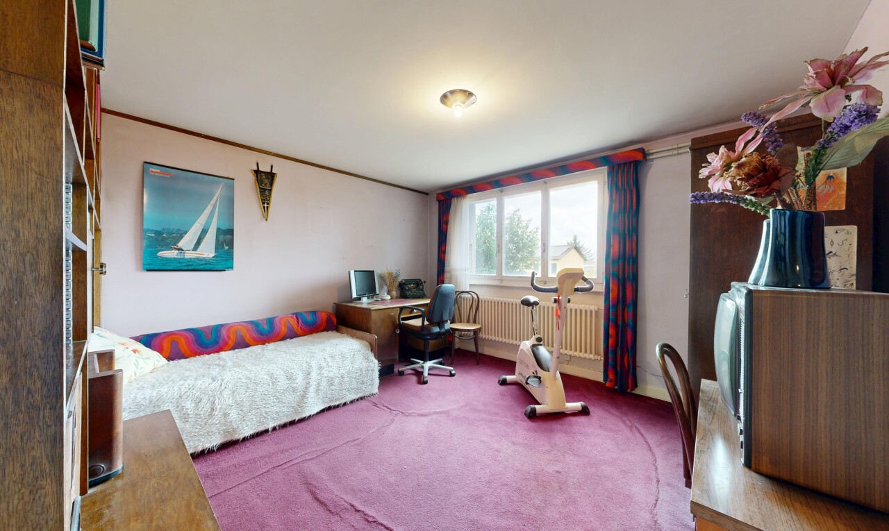 chambre avec espace bureau, drywall, cloison sèche, carpet, et moquette