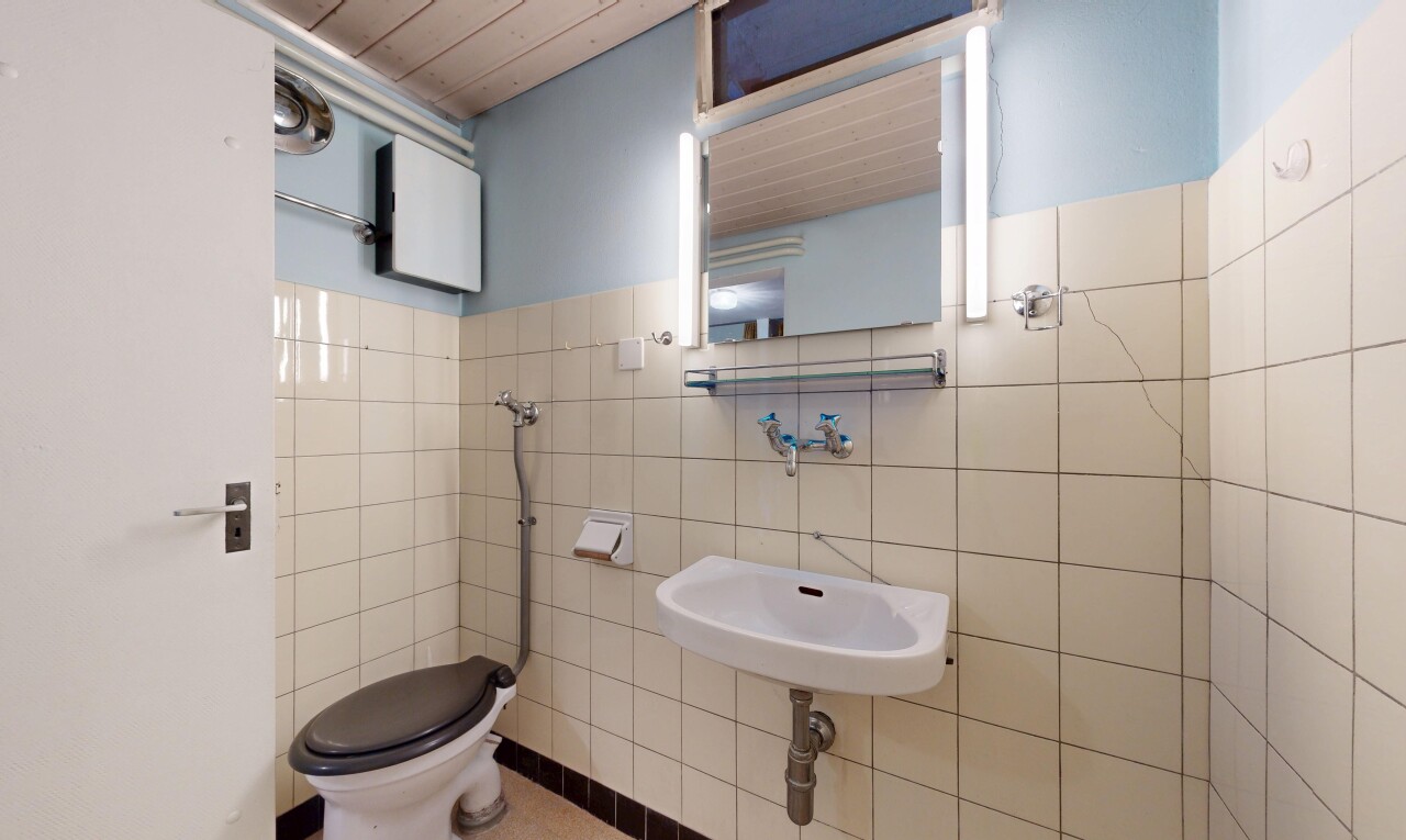 salle de bains avec miroir, tile wall, mur en carrelage, toilette, et drywall