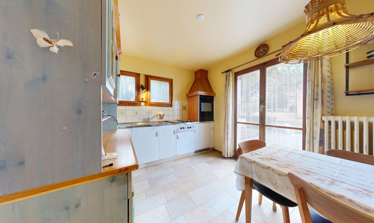 cuisine avec backsplash, dosseret, light floor, white cabinets, et armoires blanches