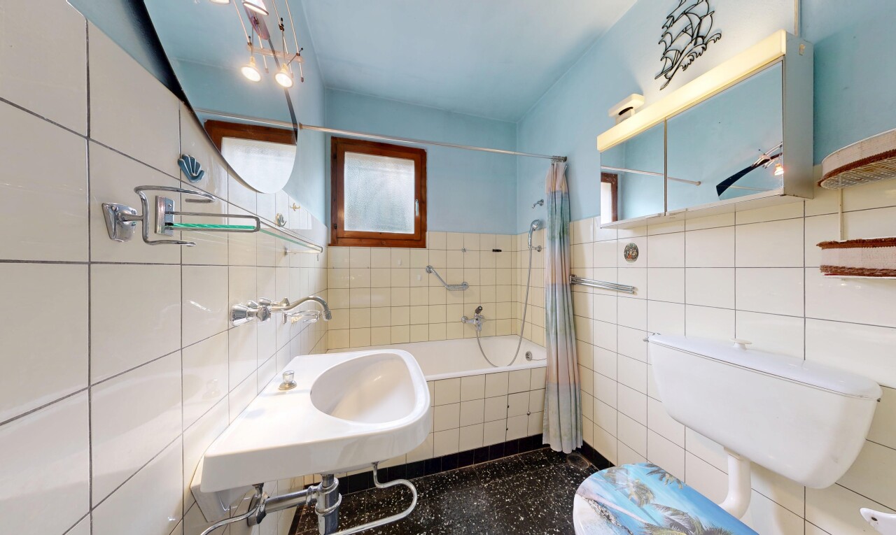 salle de bains avec miroir, mur en carrelage, tile wall, salle de bain complète, et toilette