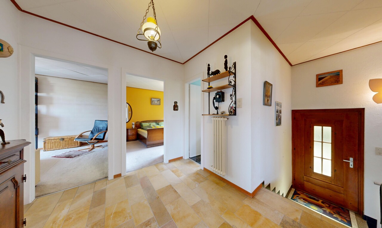 couloir avec drywall, cloison sèche, crown molding, moulures, et inside property