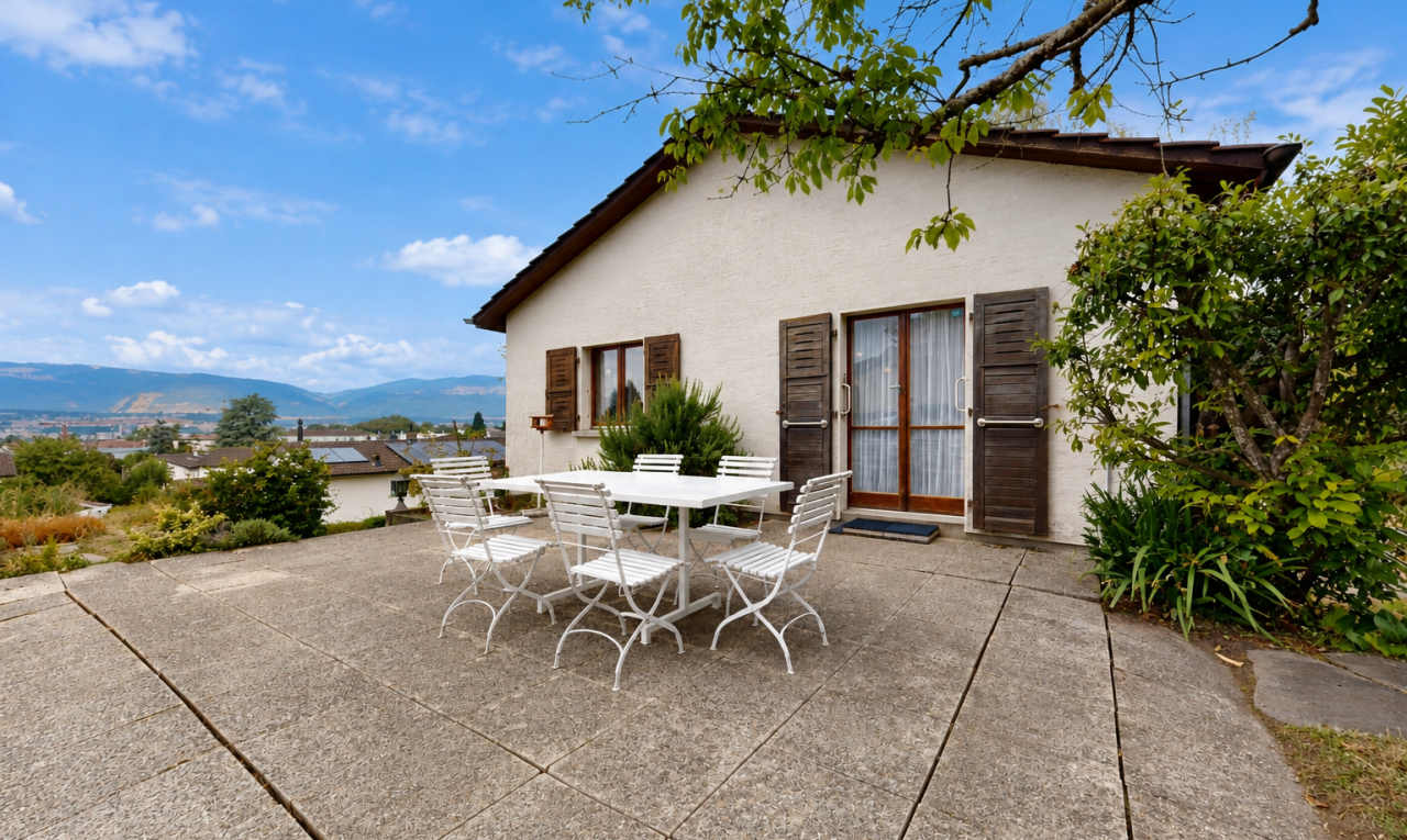 terrasse avec coin repas extérieur, terrasse, mountain view, vue sur la montagne, et day time