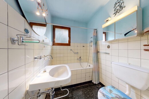 salle de bains avec miroir, mur en carrelage, tile wall, salle de bain complète, et toilette