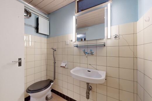 salle de bains avec miroir, tile wall, mur en carrelage, toilette, et drywall