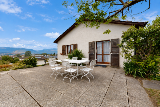 terrasse avec coin repas extérieur, terrasse, mountain view, vue sur la montagne, et day time