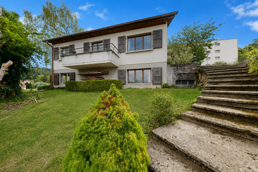 façade avec property visible, pelouse, balcon, escaliers, et day time