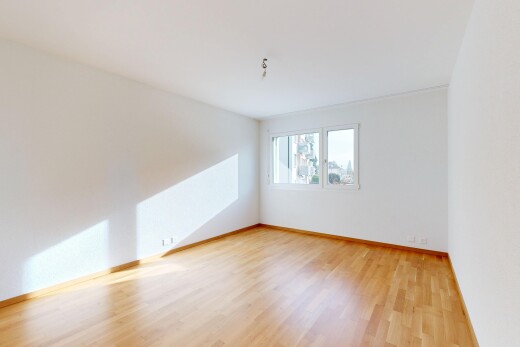 pièce vide avec sol en finition bois, wood finish floor, inside property, cloison sèche, et lumière naturelle