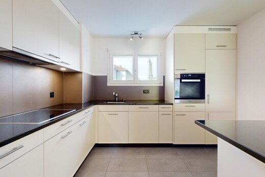 cuisine avec four, inside property, plaque de cuisson, sol en carrelage, et tile floor