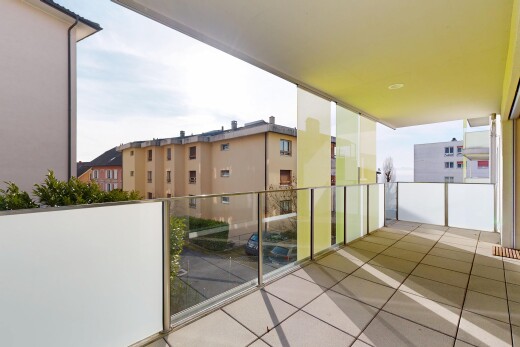 balkon mit balkon und apartment complex view