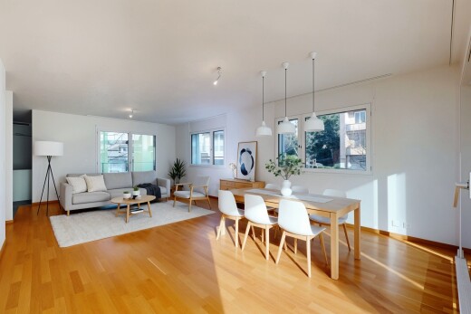 salon / salle à manger avec inside property, cloison sèche, drywall, sol en finition bois, et wood finish floor