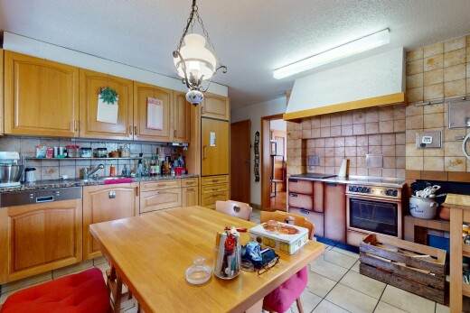 cuisine avec armoires en arc, dosseret, backsplash, sol en carrelage, et tile floor