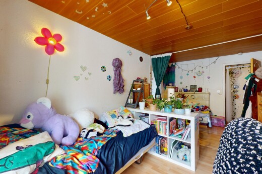 zimmer / schlafzimmer mit wood finish floor, holzfußboden, inside property, drywall, und gipskartonwand