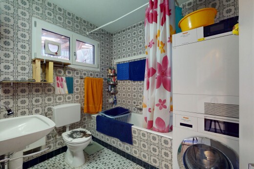 salle de bains avec salle de bain complète, miroir, sol en carrelage, tile floor, et douche-bain combinés
