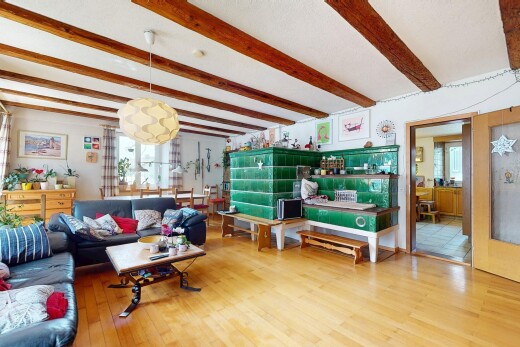 salon avec inside property, plafond à poutres, beamed ceiling, sol en finition bois, et wood finish floor