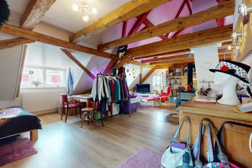 zimmer / schlafzimmer mit dachschräge, vaulted ceiling, holzfußboden, wood finish floor, und balkendecke