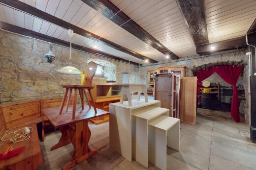 salle à manger avec stone wall, mur en pierre, inside property, beamed ceiling, et plafond à poutres