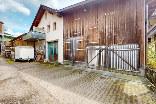 außenansicht mit vertikale verkleidung, holzverkleidung, day time, property visible, und stuckverkleidung