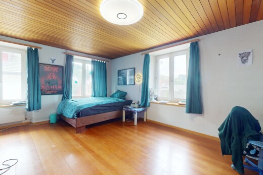 zimmer / schlafzimmer mit natural light, natürliches licht, inside property, wood finish floor, und holzfußboden