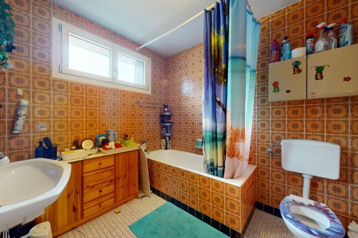 salle de bains avec douche-bain combinés, salle de bain complète, tile tub, lumière naturelle, et natural light