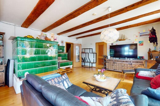salon avec inside property, wood finish floor, sol en finition bois, télévision, et beamed ceiling