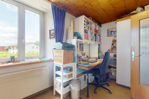 chambre avec radiateur, natural light, lumière naturelle, inside property, et espace bureau
