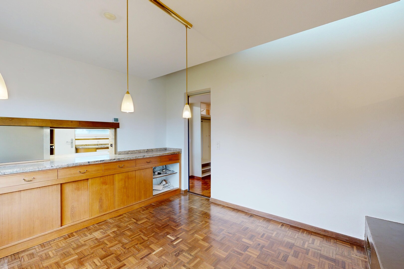 pièce vide avec drywall, cloison sèche, parquet floor, baseboards wall, et plinthes murales