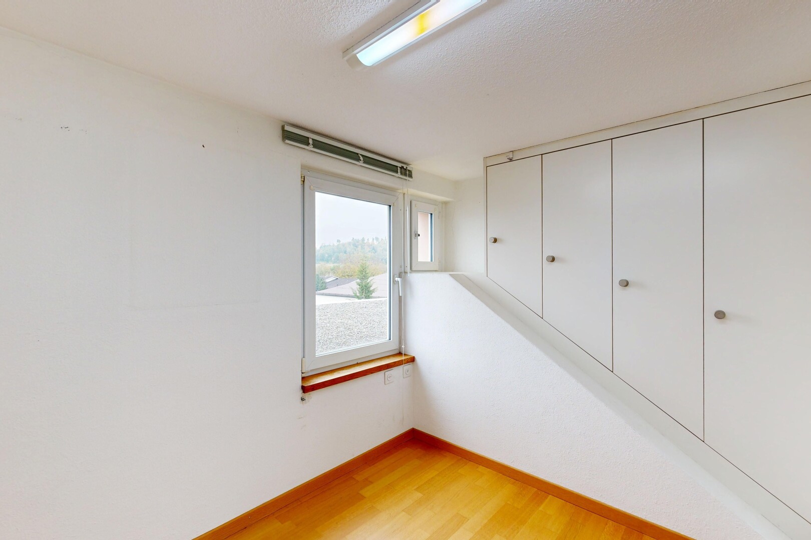 pièce vide avec sol en finition bois, wood finish floor, cloison sèche, drywall, et lumière naturelle