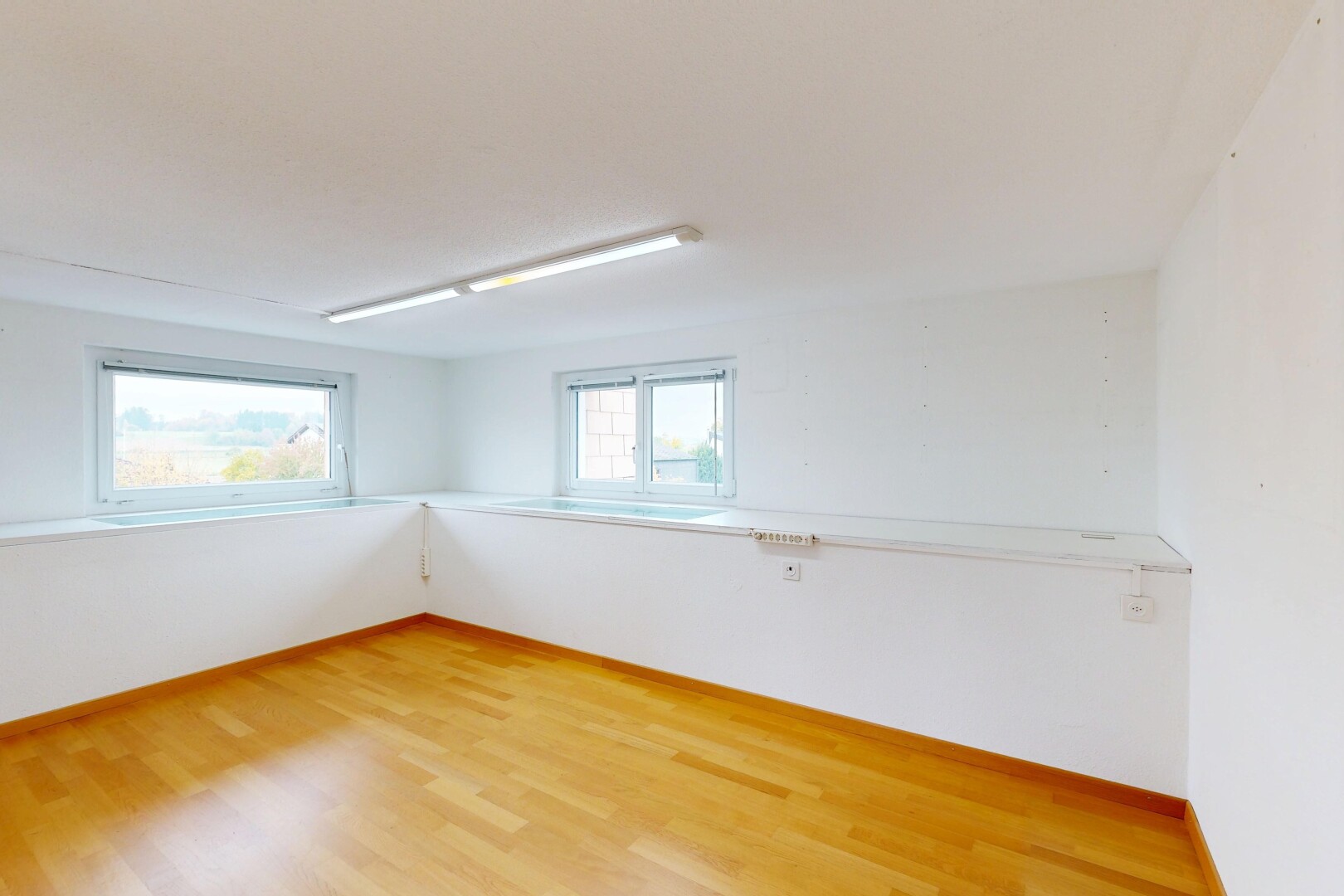 pièce vide avec natural light, lumière naturelle, wood finish floor, sol en finition bois, et drywall