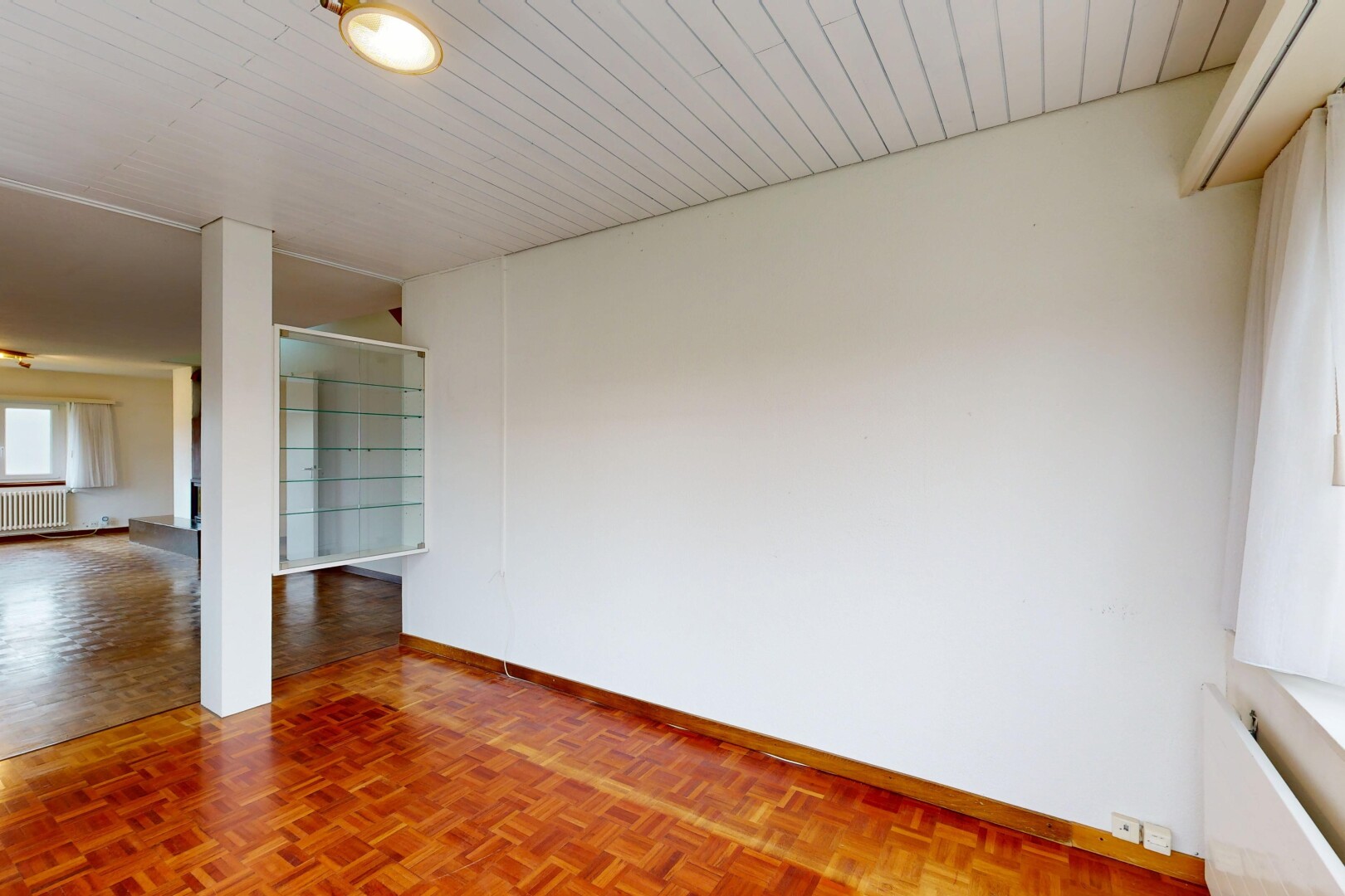 pièce vide avec natural light, lumière naturelle, drywall, cloison sèche, et parquet floor