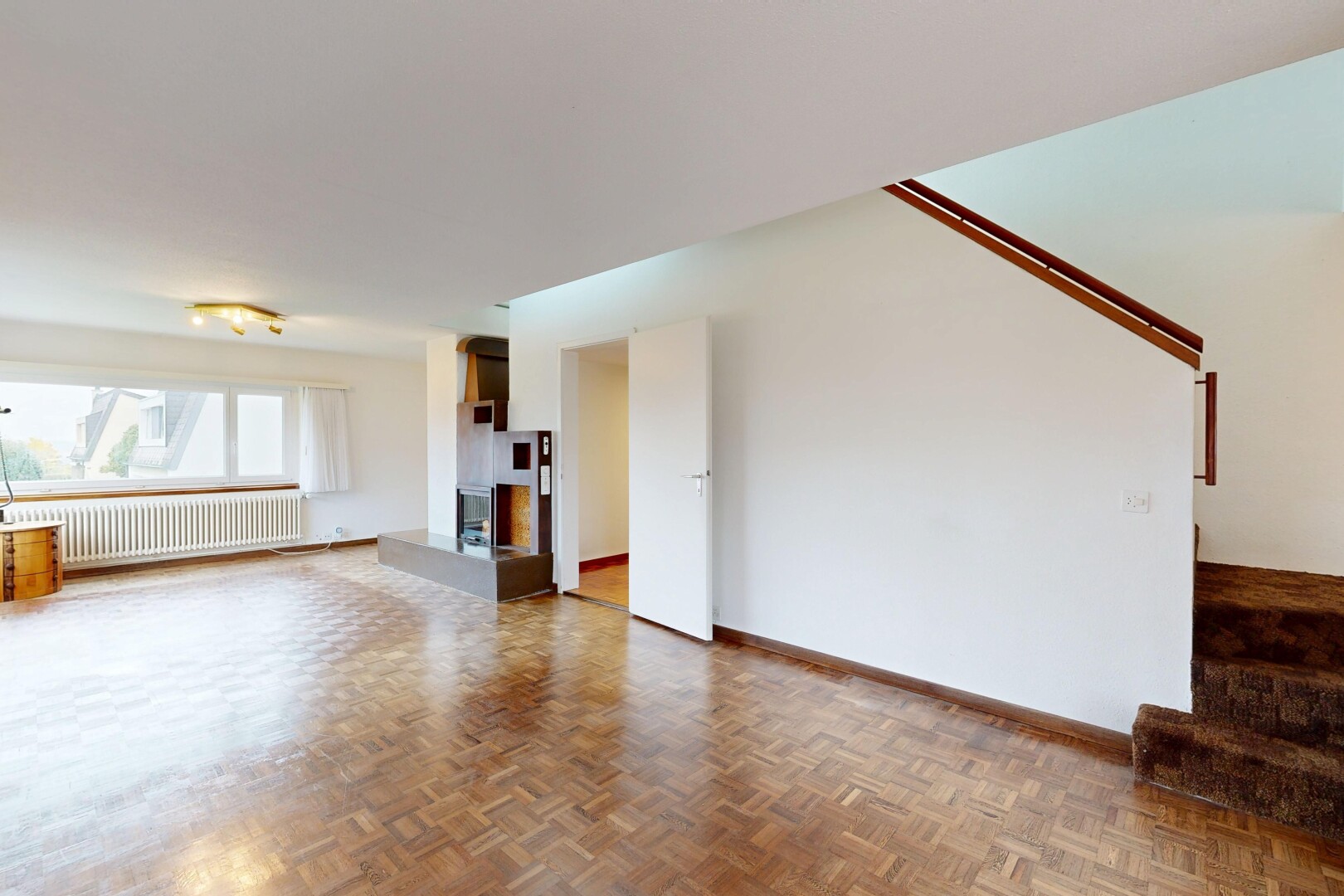 pièce vide avec lumière naturelle, natural light, radiateur, cloison sèche, et drywall