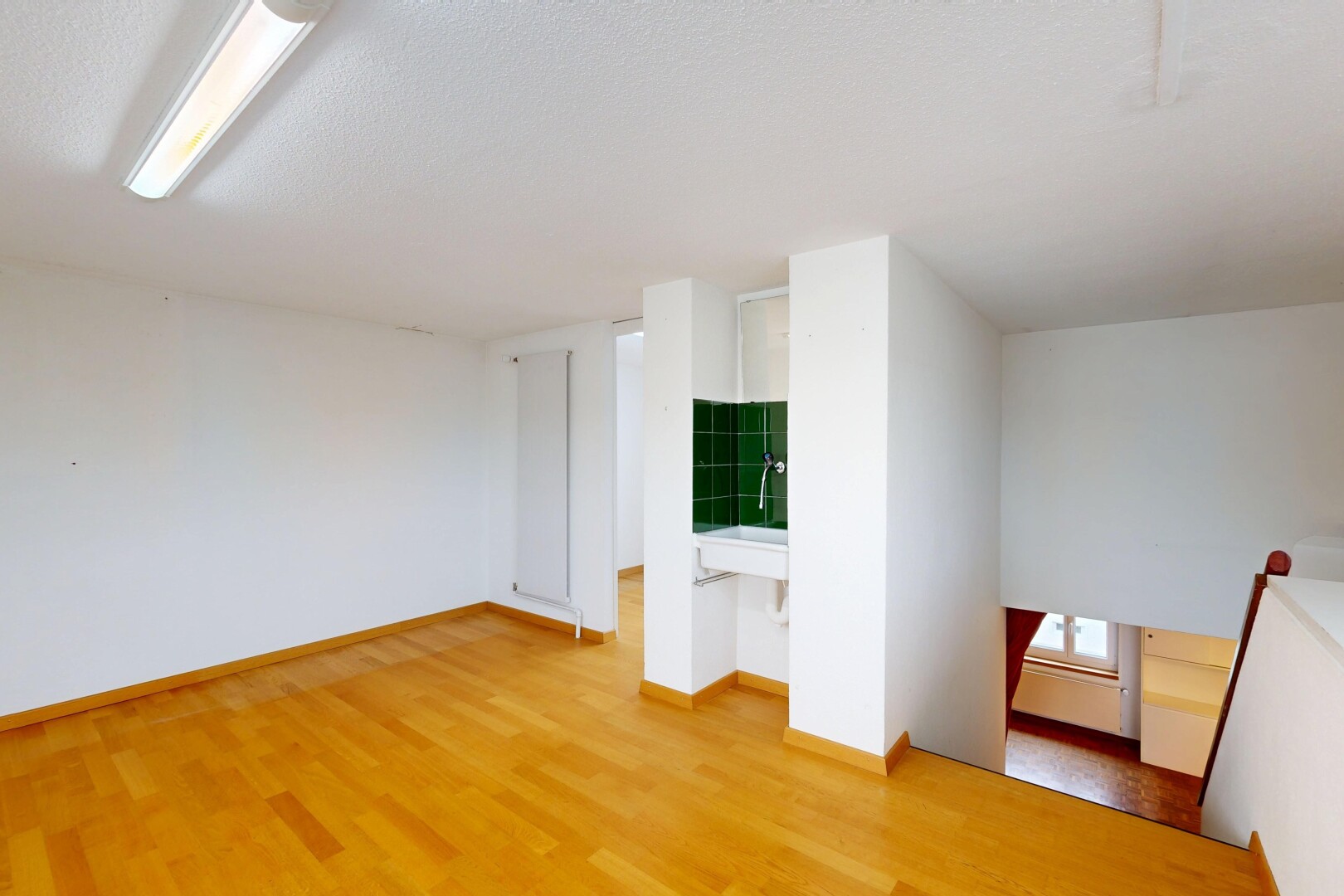 pièce vide avec drywall, cloison sèche, inside property, wood finish floor, et sol en finition bois
