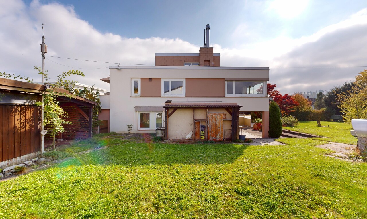façade avec bardage en stuc, pelouse, property visible, terrasse, et power lines view