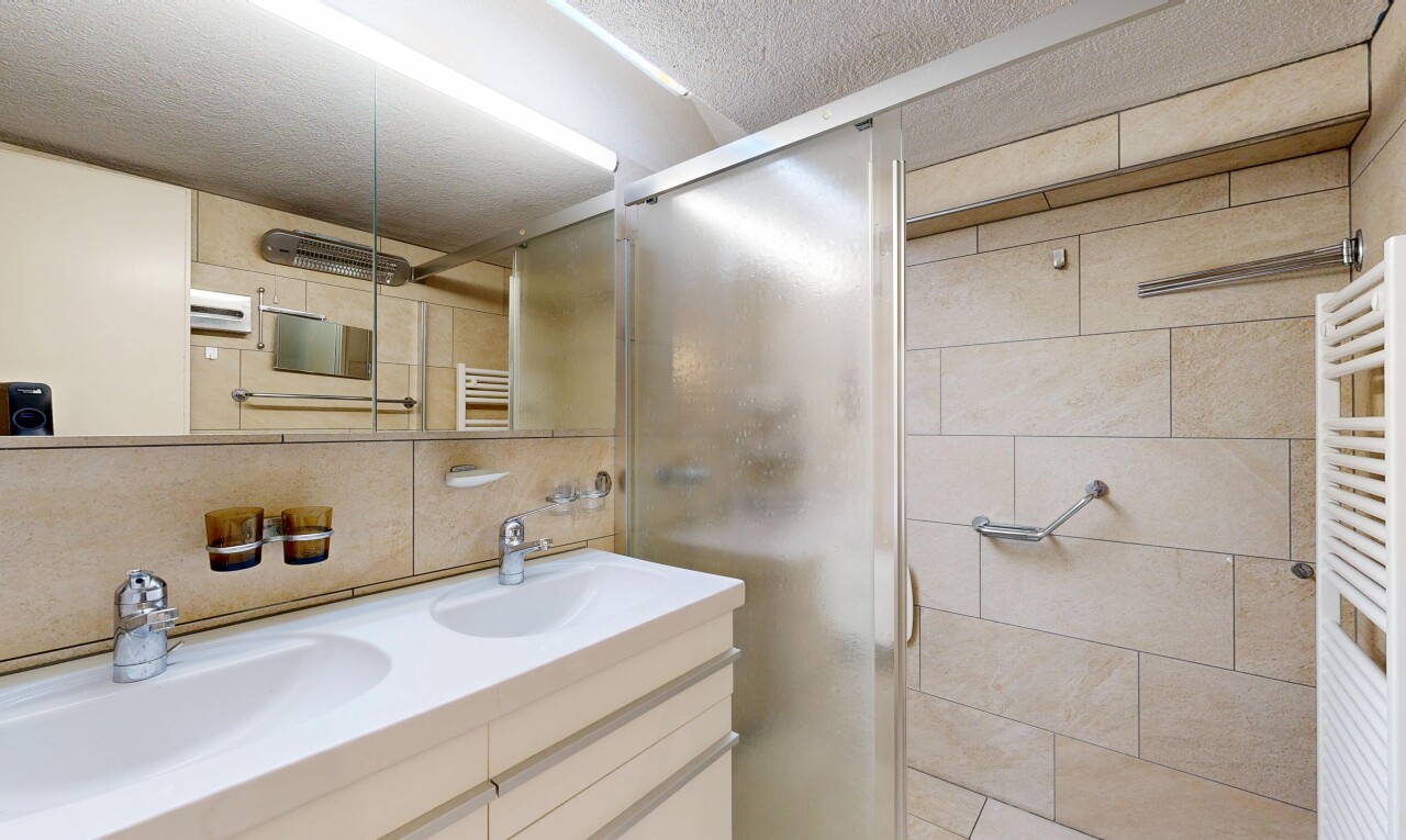 salle de bains avec salle de bain complète, plafond texturé, textured ceiling, double vasque, et inside property