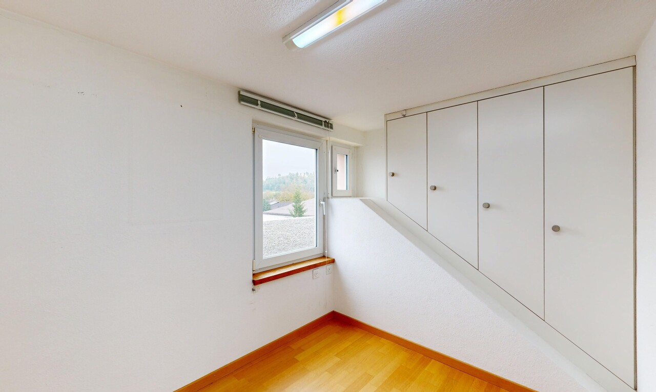 pièce vide avec sol en finition bois, wood finish floor, cloison sèche, drywall, et lumière naturelle