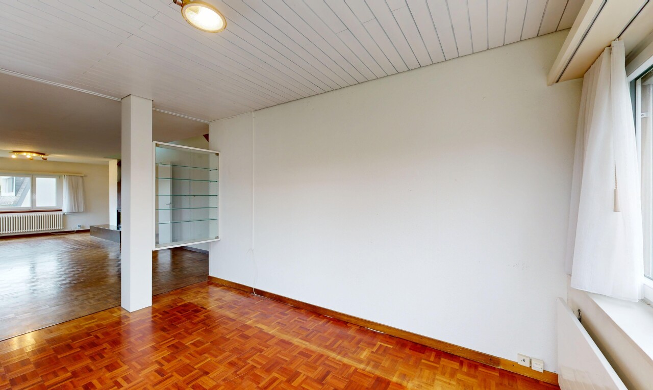 pièce vide avec natural light, lumière naturelle, drywall, cloison sèche, et parquet floor
