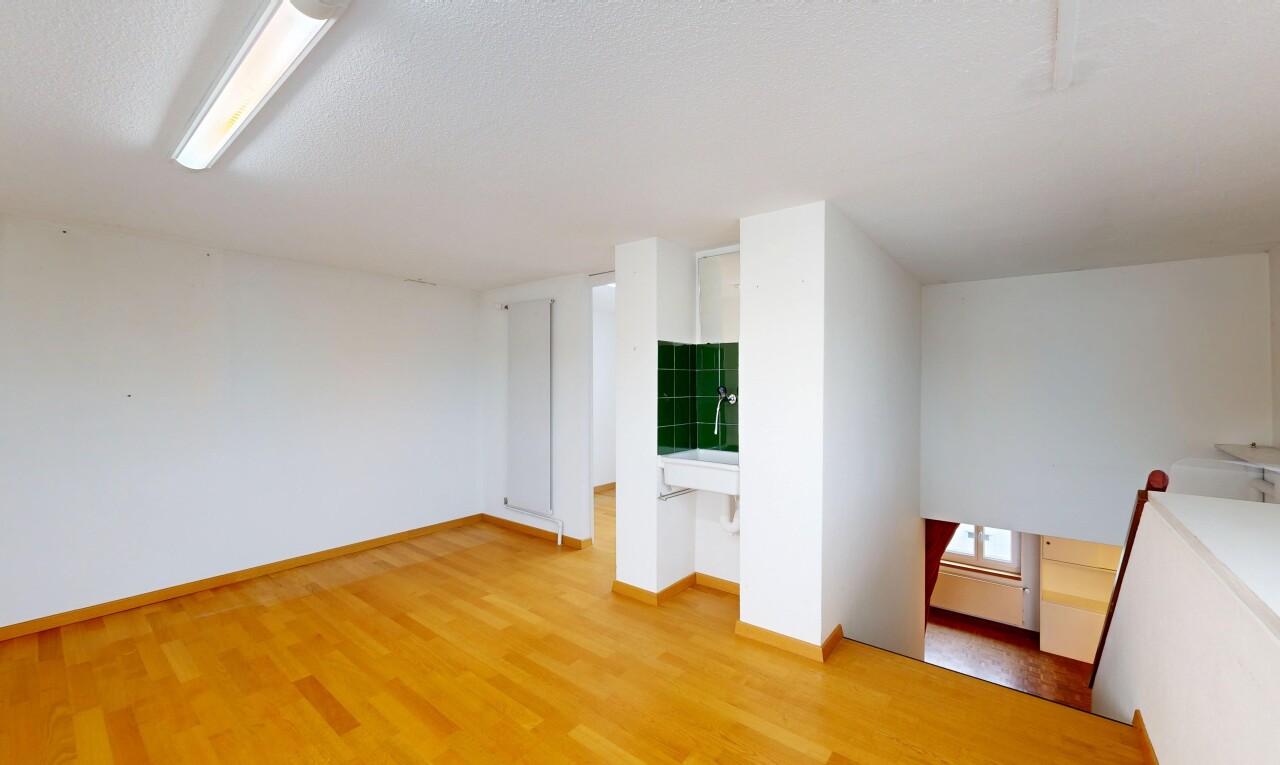 pièce vide avec drywall, cloison sèche, inside property, wood finish floor, et sol en finition bois