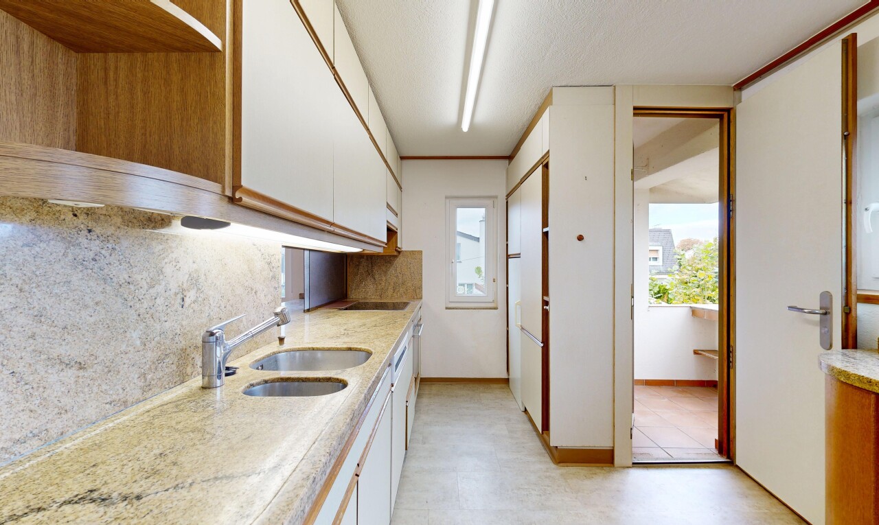 cuisine avec armoires blanches, natural light, lumière naturelle, inside property, et backsplash