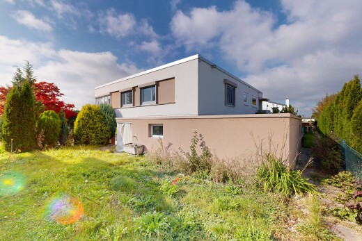 außenansicht mit stuckverkleidung, day time, property visible, zaun, und rasen