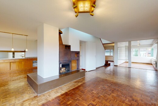 wohnzimmer mit parquet floor, natural light, natürliches licht, kamin, und drywall