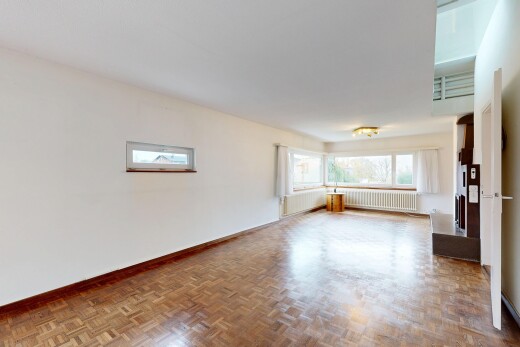 leerer raum mit baseboards wall, sockelleisten, inside property, drywall, und gipskartonwand