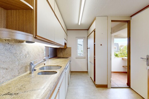 küche mit weiße schränke, natural light, natürliches licht, inside property, und küchenrückwand beim Herd