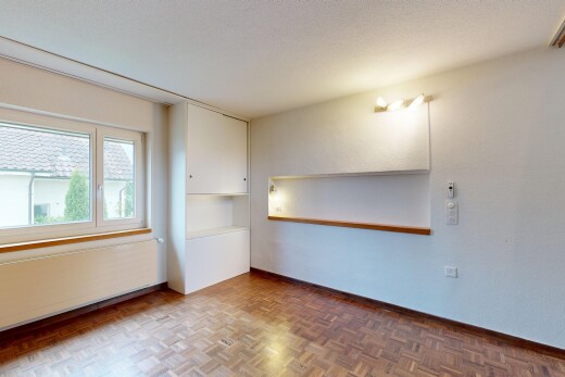 leerer raum mit natürliches licht, natural light, inside property, kühler, und sockelleisten