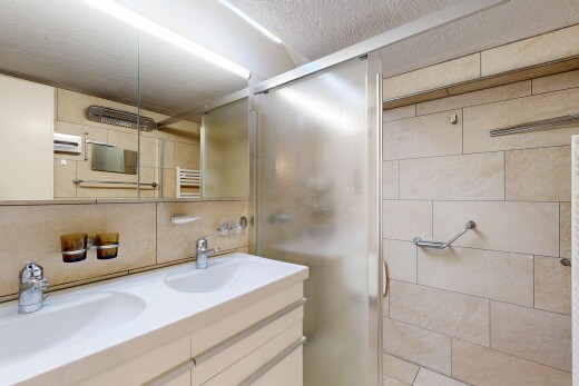 salle de bains avec salle de bain complète, plafond texturé, textured ceiling, double vasque, et inside property