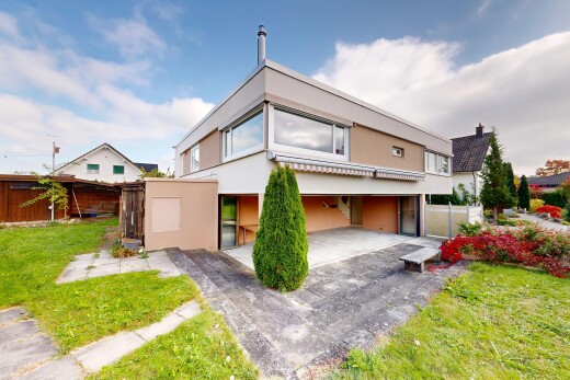 außenansicht mit rasen, stuckverkleidung, property visible, zaun, und day time