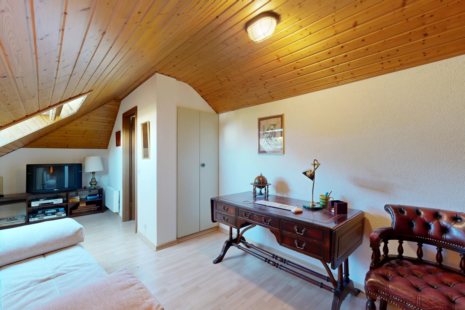 salon avec plafond voûté, vaulted ceiling, plafond en bois, wood ceiling, et télévision