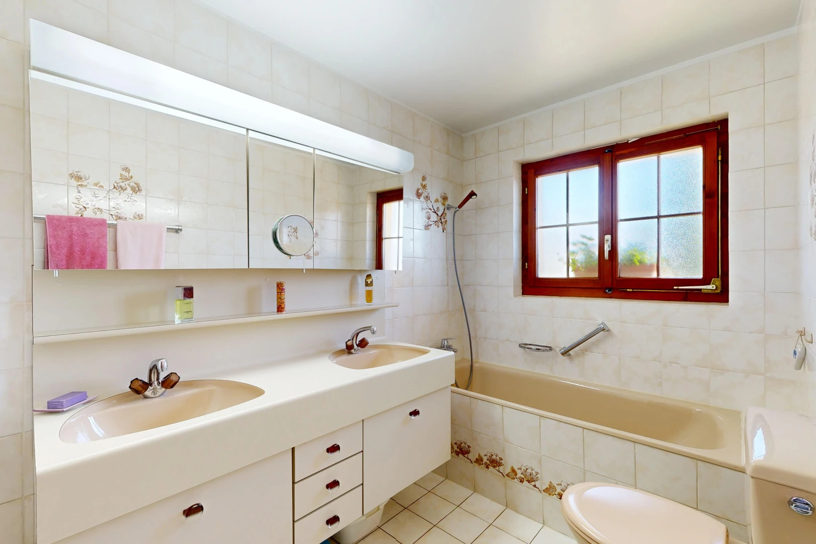 salle de bains avec évier, salle de bain complète, light floor, double vasque, et inside property